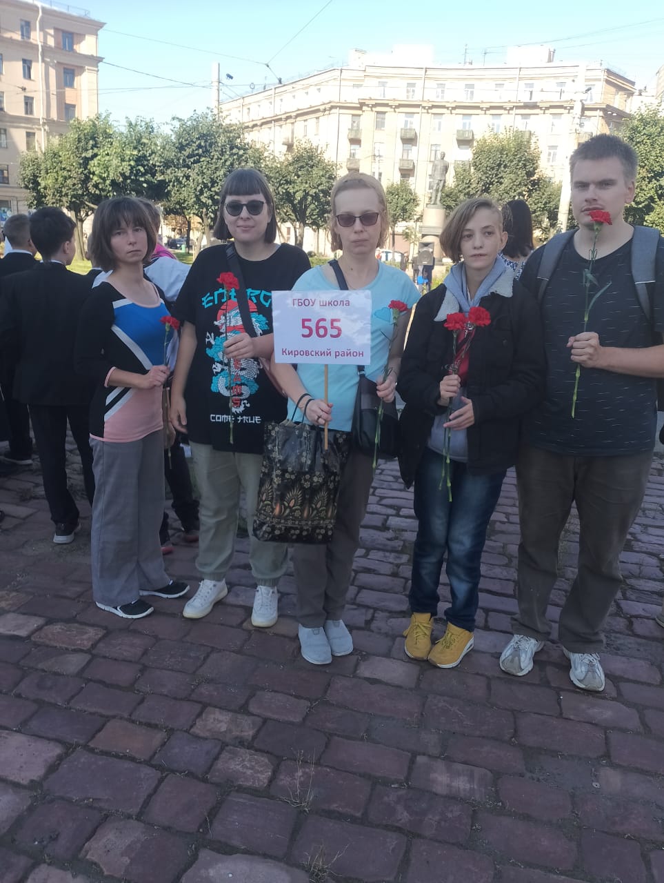 Возложение цветов у памятника Л.А.Говорову