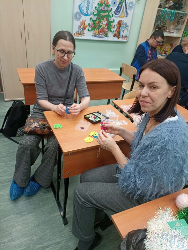 В рамках новогоднего конкурса ученики и родители 7а класса решили не отставать от своих старших товарищей из 8б класса и внести свою посильную лепту в украшение класса к новому году. 05.12.2024 классный руководитель 7а класса Апресова Елена Юрьевна провела мастер-класс для родителей и детей по изготовлению новогодних ёлочных украшений из фетра. А психолог и мама Васильева Саши, Васильева Ирина Павловна, провела мастер-класс по росписи деревянных ёлочных украшений. Ребята, родители и педагоги украсили ёлочку игрушками, сделанными своими руками.