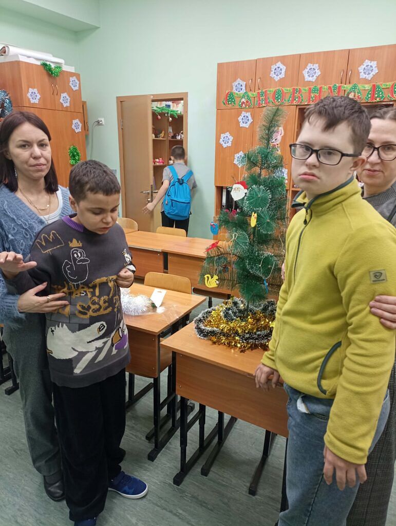 В рамках новогоднего конкурса ученики и родители 7а класса решили не отставать от своих старших товарищей из 8б класса и внести свою посильную лепту в украшение класса к новому году. 05.12.2024 классный руководитель 7а класса Апресова Елена Юрьевна провела мастер-класс для родителей и детей по изготовлению новогодних ёлочных украшений из фетра. А психолог и мама Васильева Саши, Васильева Ирина Павловна, провела мастер-класс по росписи деревянных ёлочных украшений. Ребята, родители и педагоги украсили ёлочку игрушками, сделанными своими руками.