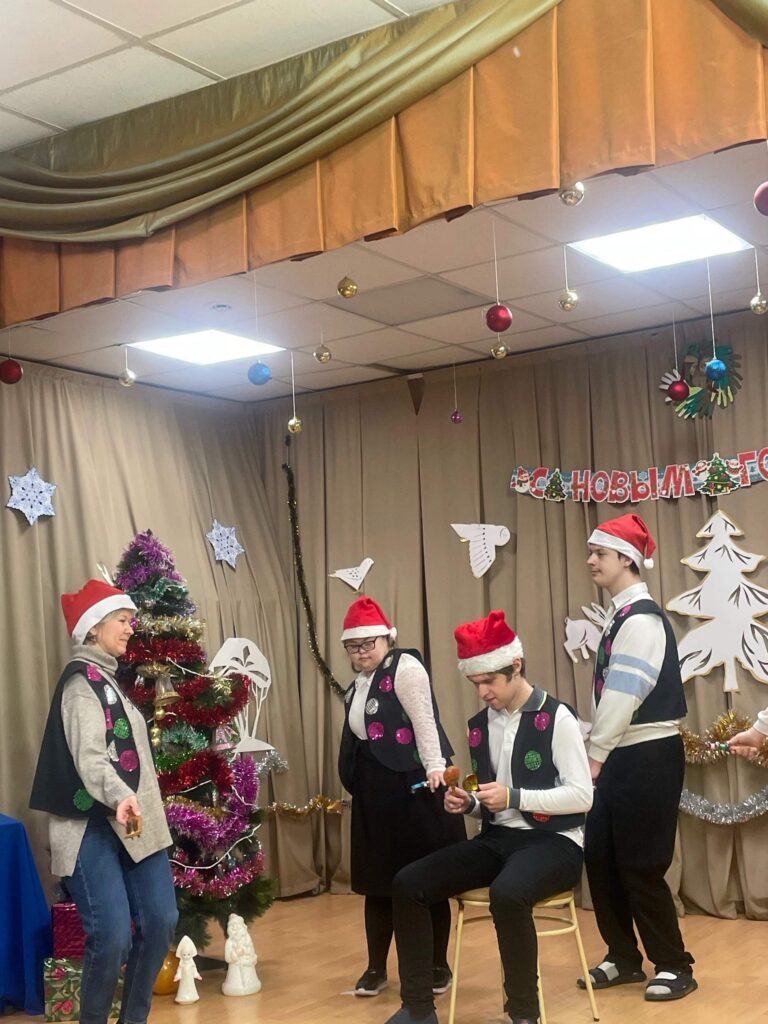 Школьный праздник "Новогодние проделки Бабы-Яги и Кикиморы"