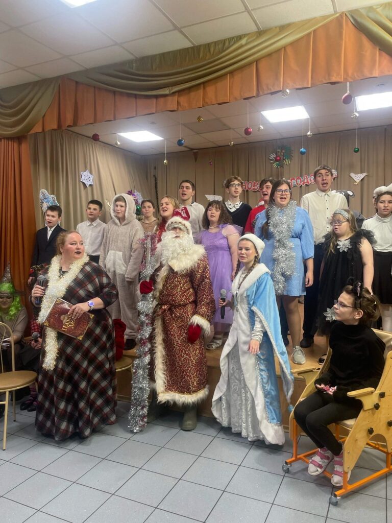 Школьный праздник "Новогодние проделки Бабы-Яги и Кикиморы"